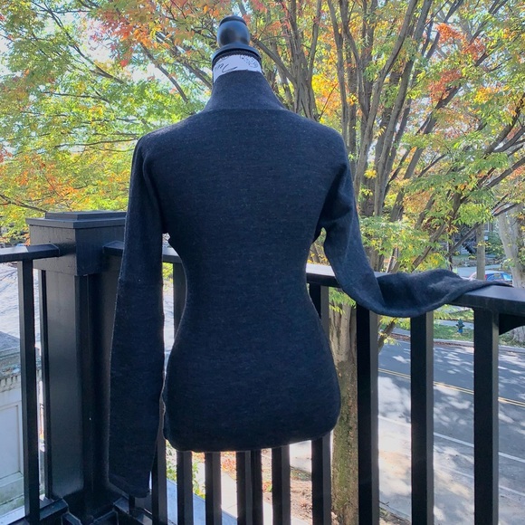 Italian-made grey V neck wool sweater - Picture 2 of 12